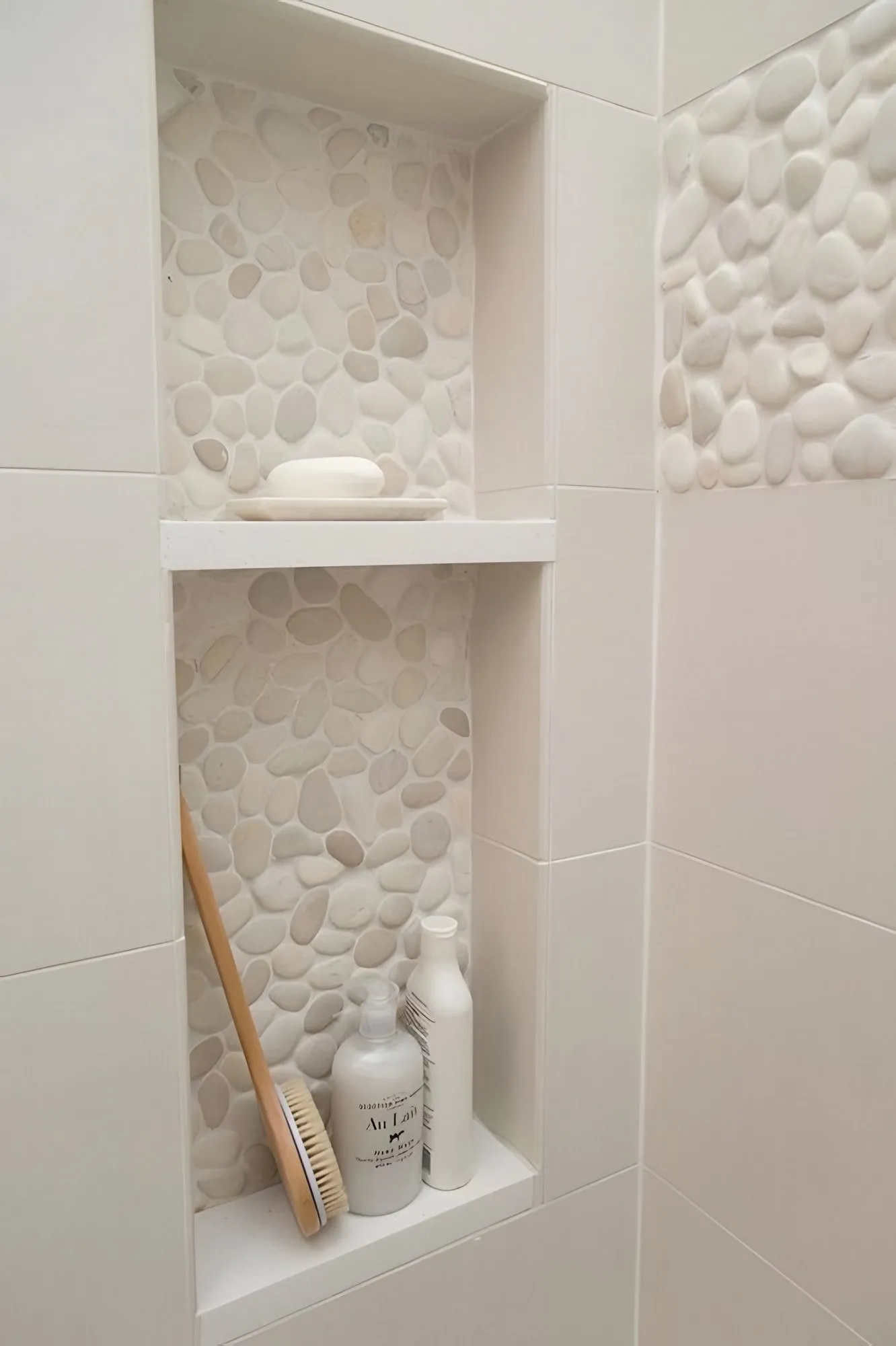 Doccia rivestita con ciottoli di Carrara