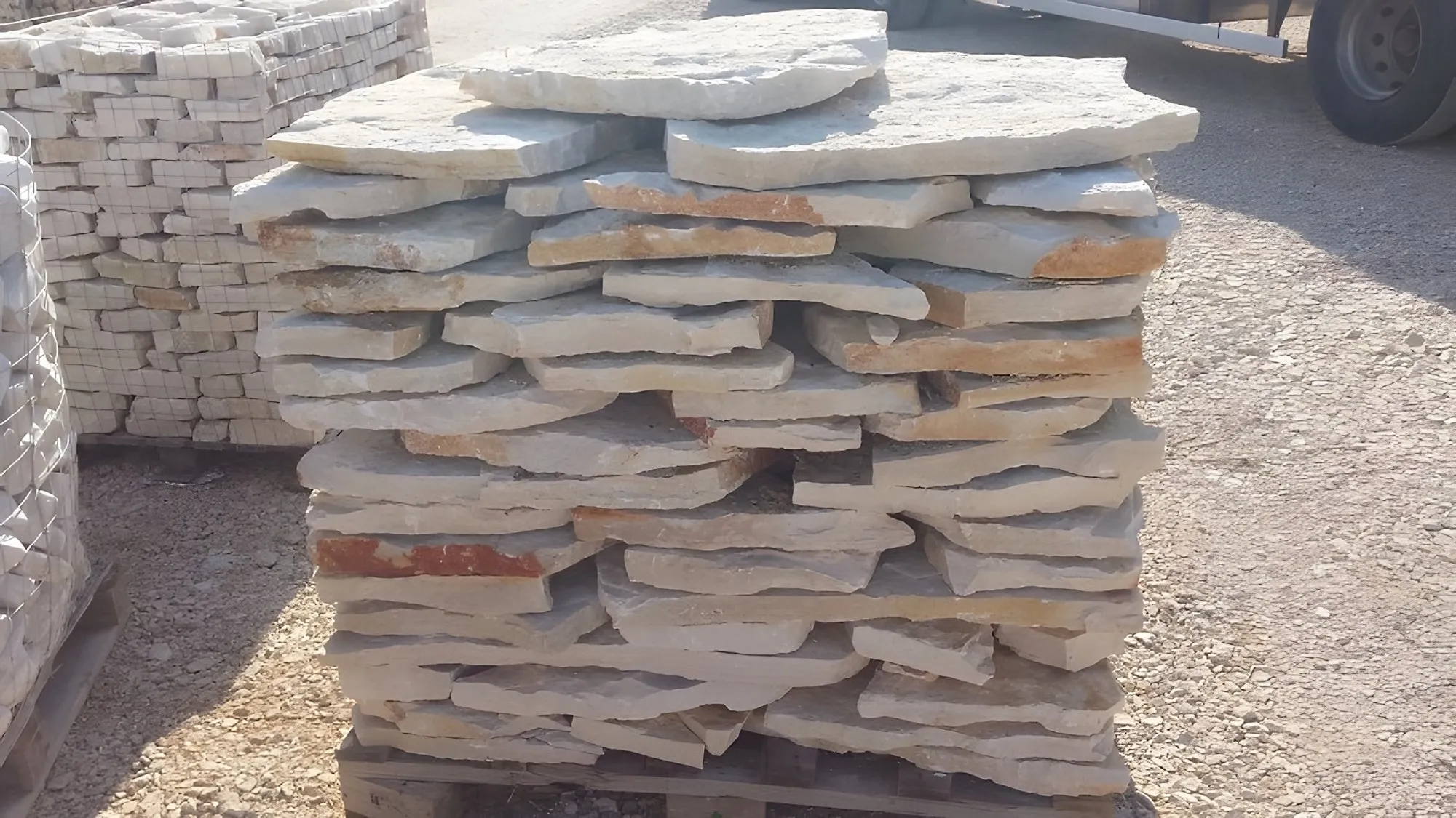 Lastre giganti in pietra di Trani per giardini