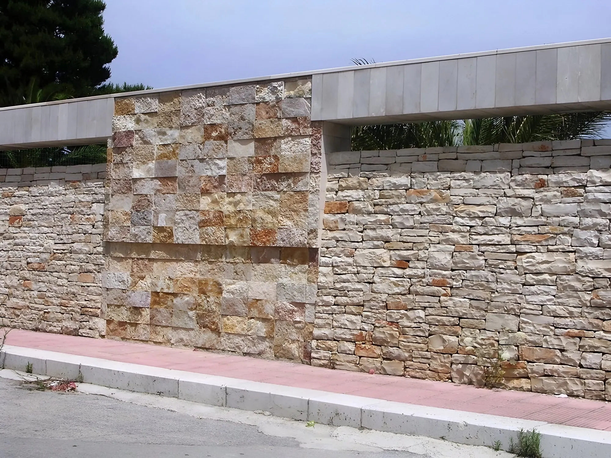 Listelli in pietra rifilati sui 5 lati per rivestimento