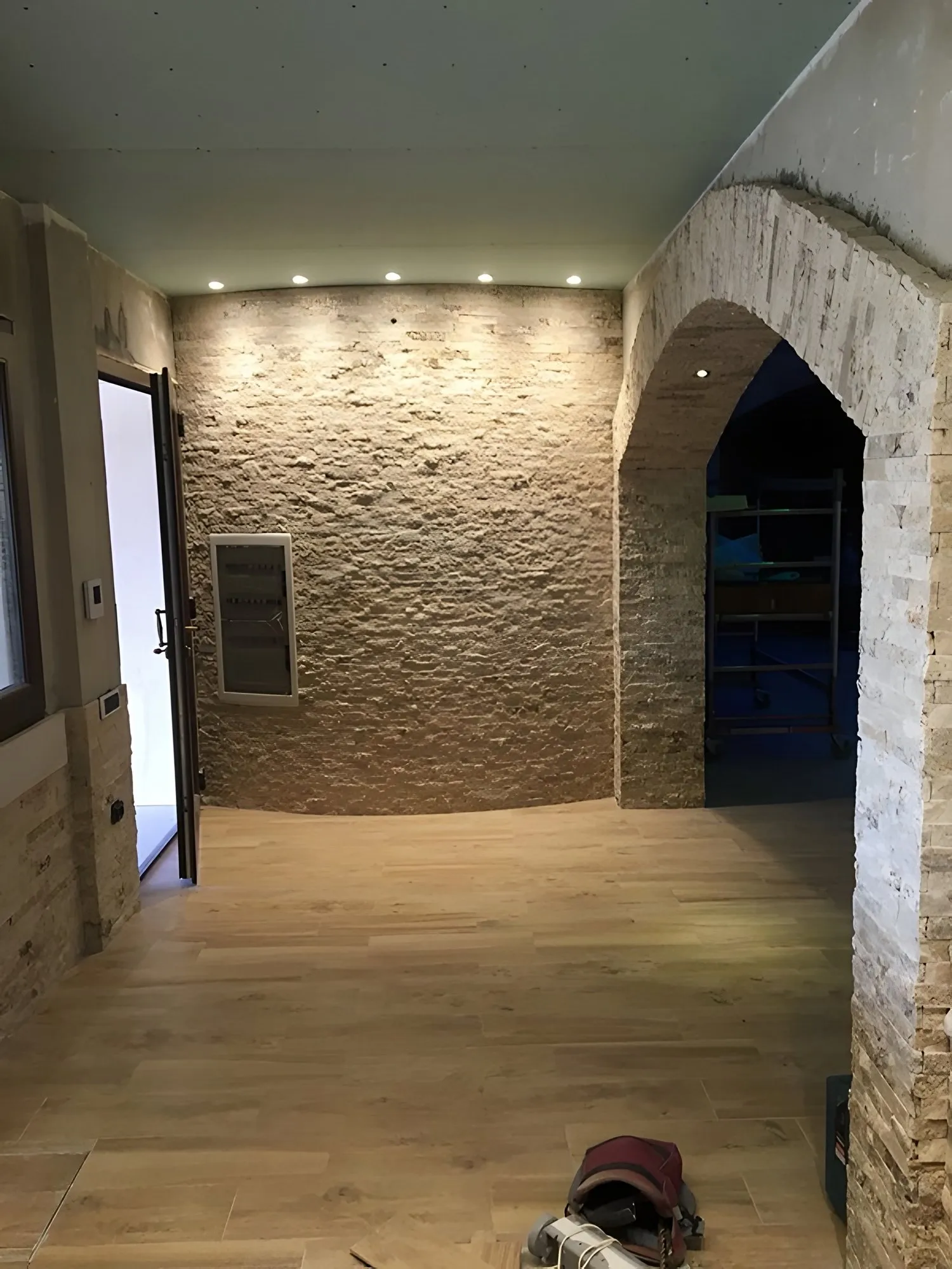 Listelli rifilati in travertino chiaro