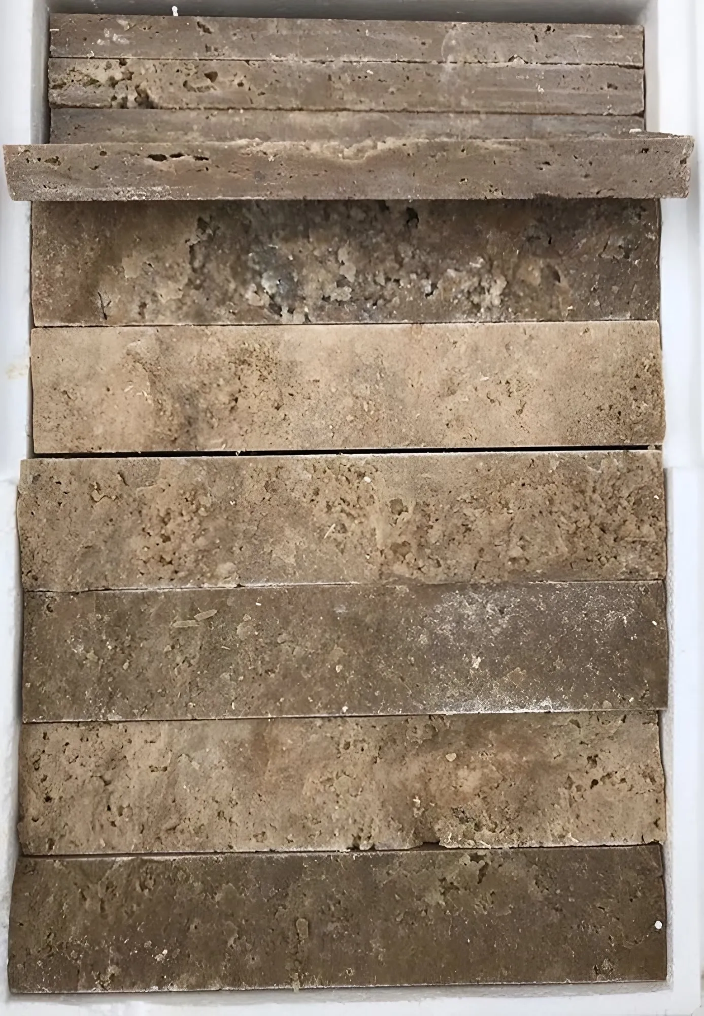 Listelli in travertino noce misto