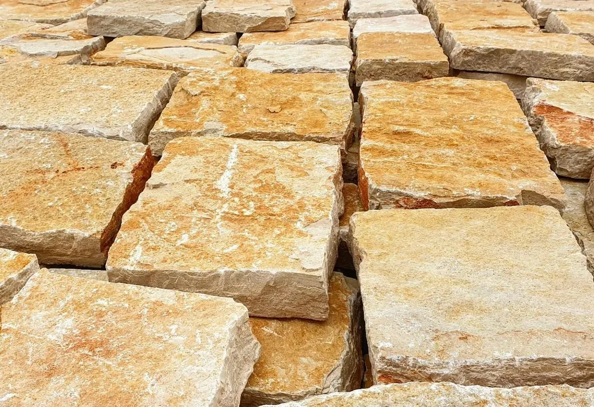 Blocchi di pietra naturale grezza appena estratti