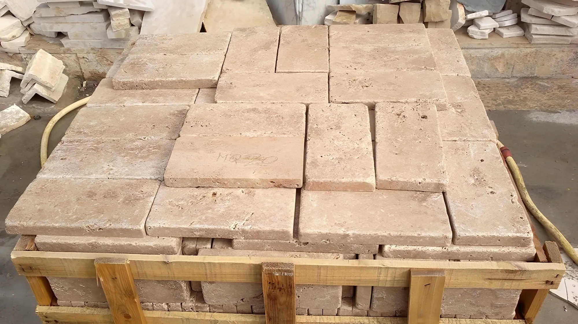 Pavimento in Travertino anticato e rifilato