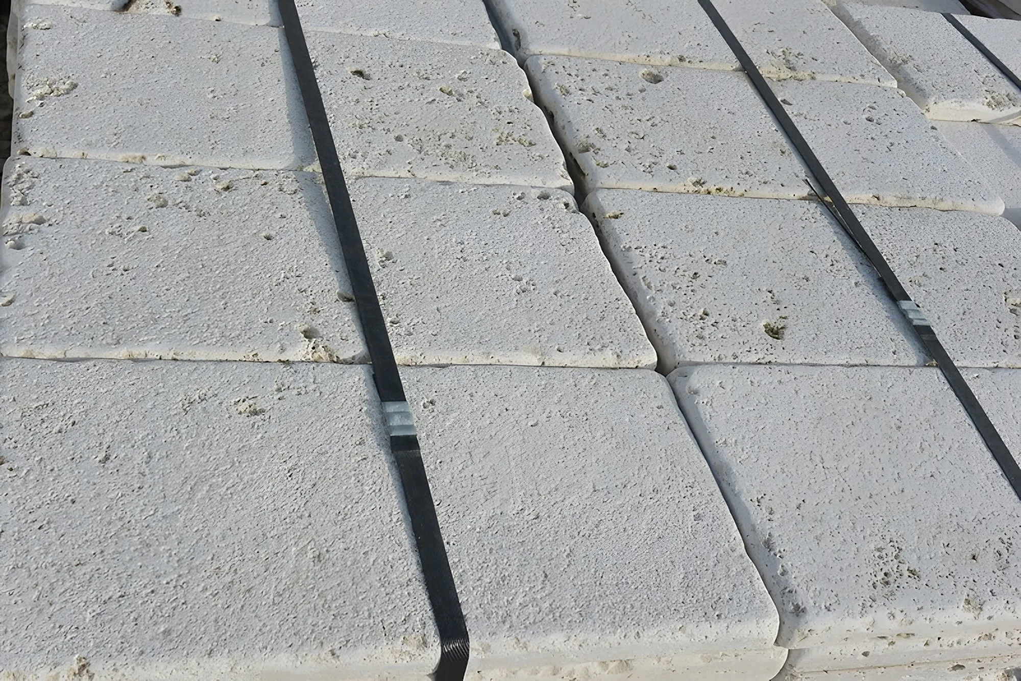 Pavimento bocciardato in Travertino romano