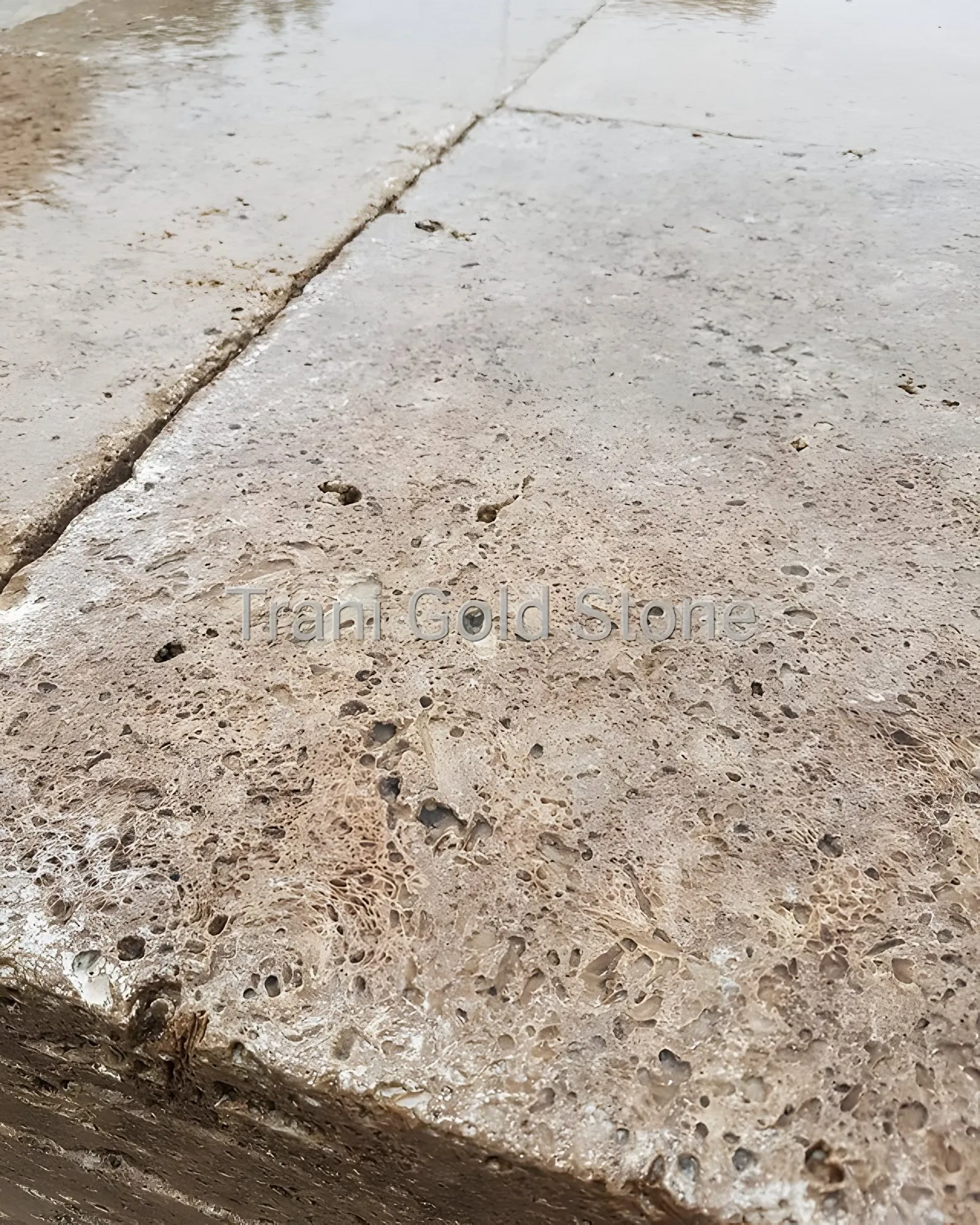 Pavimentazione in pietra di travertino anticata